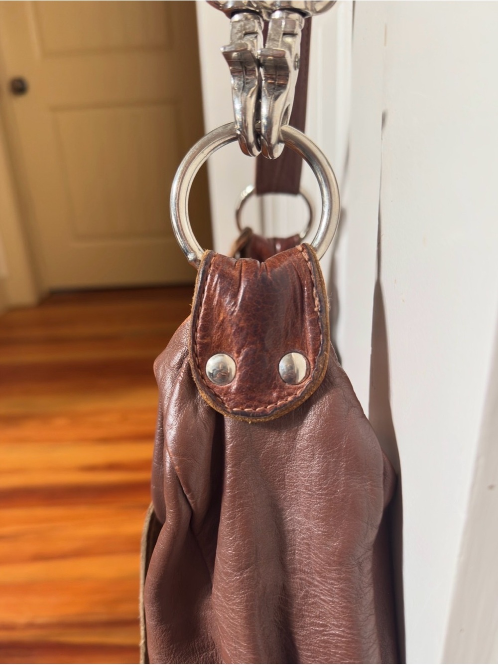 Handcrafted Retro Brown Leather Shoulder Bag with Decorative Stitching - Picture 8 of 16